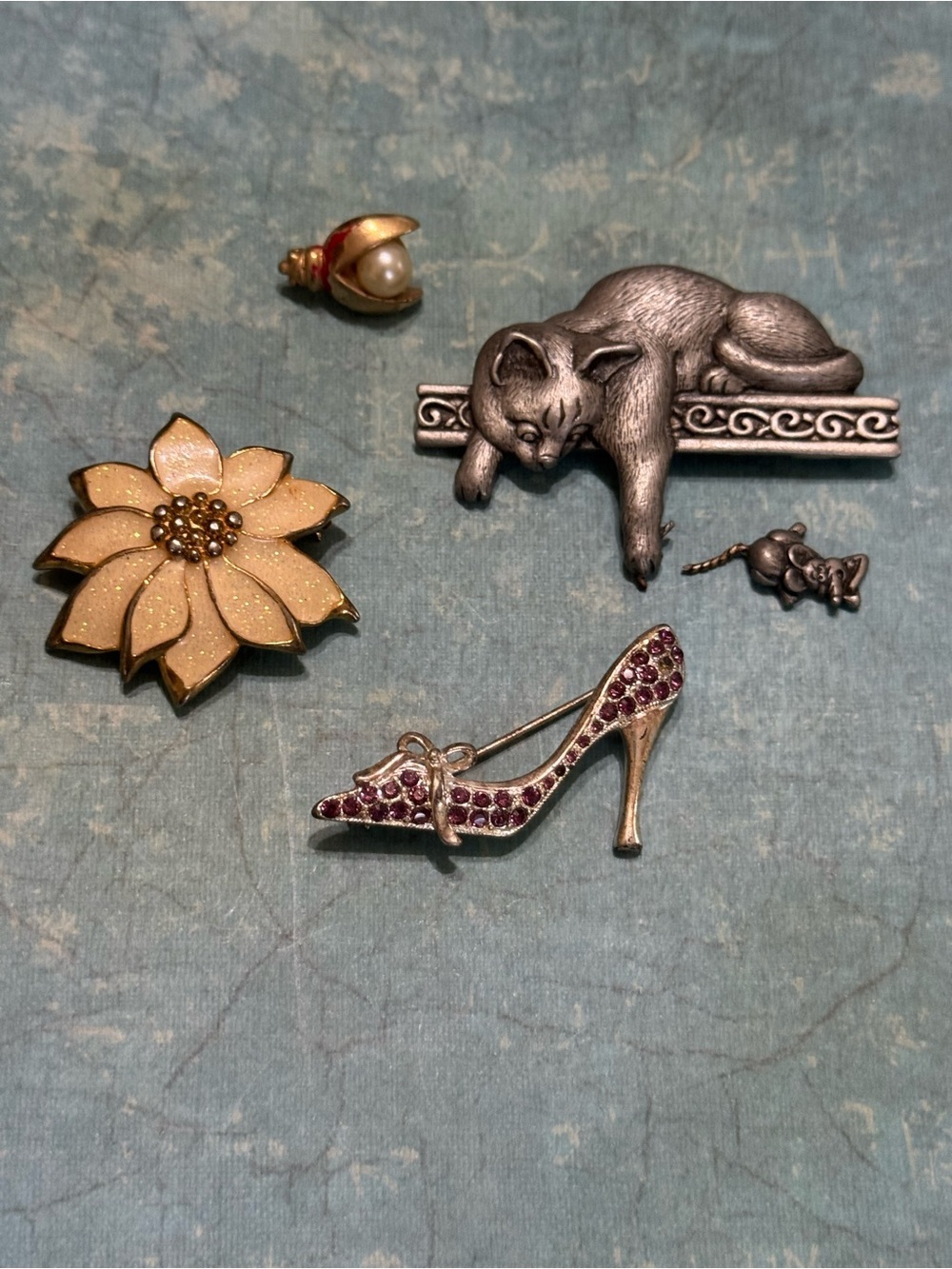 FOUR DAMAGED BROOCHES